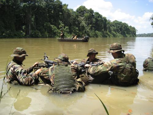 Mariniers in water met groene kleding, discipline en mentale sterkte in actie